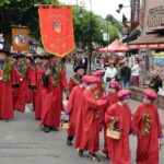 Defilé de la Saint Bourrou dans les rue de Marcillac-Vallon