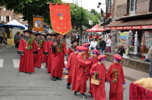 Defilé de la Saint Bourrou dans les rue de Marcillac-Vallon